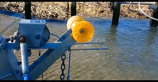 Boat Catch For Self Launching And Retrieval