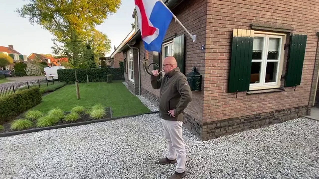 Jagers Blazen Taptoe-signaal Op Jachthoorn