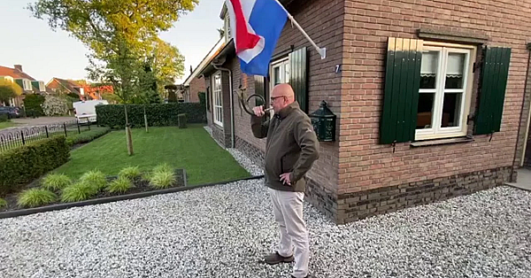 Jagers Blazen Taptoe-signaal Op Jachthoorn