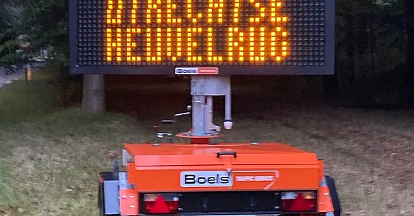 De Pyramide van Austerlitz – mensen in het hek, wolven daar buiten